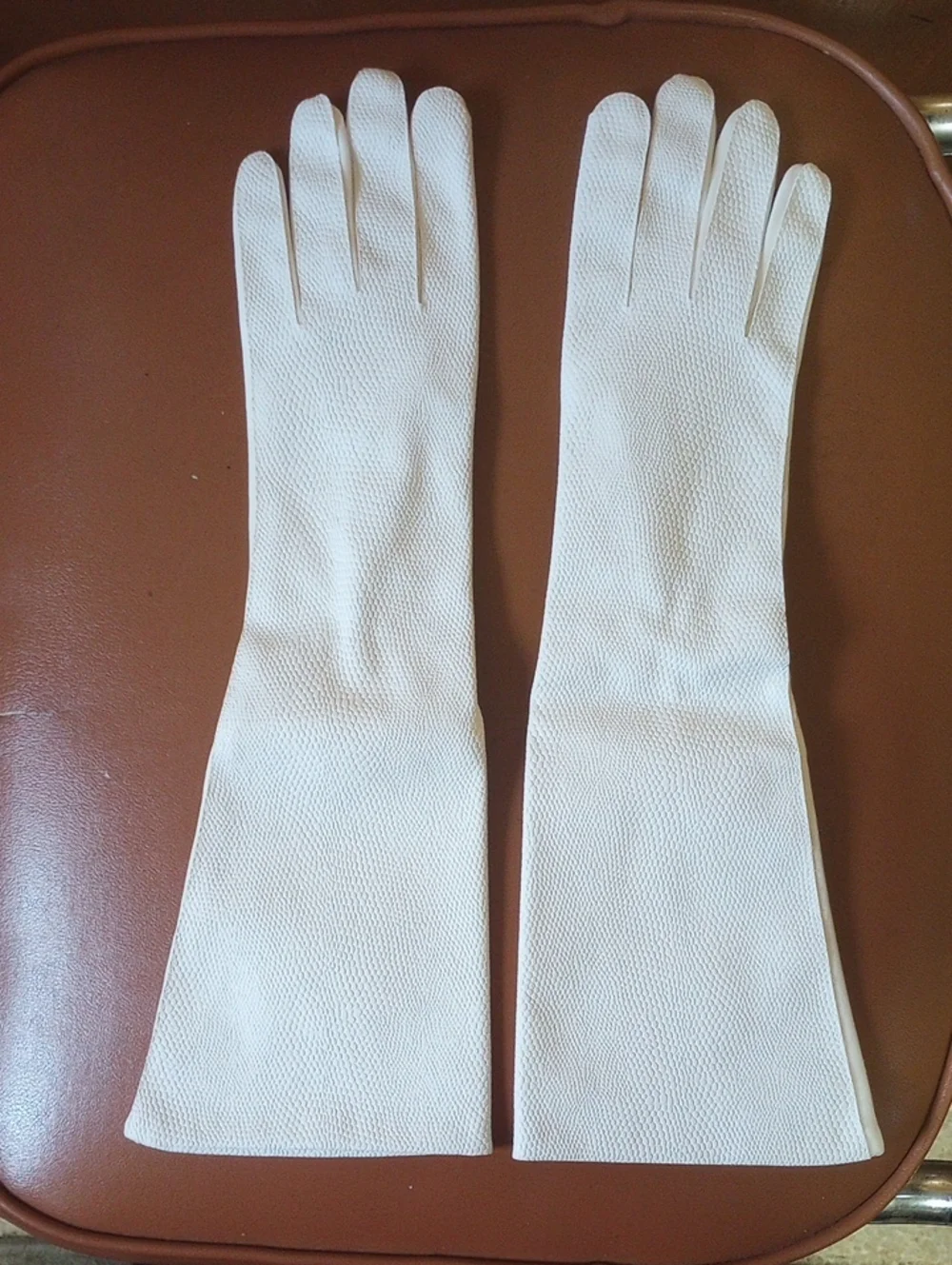 LIKE NEW Vintage Retro Neutral White Faux Pebbled Leather Gloves